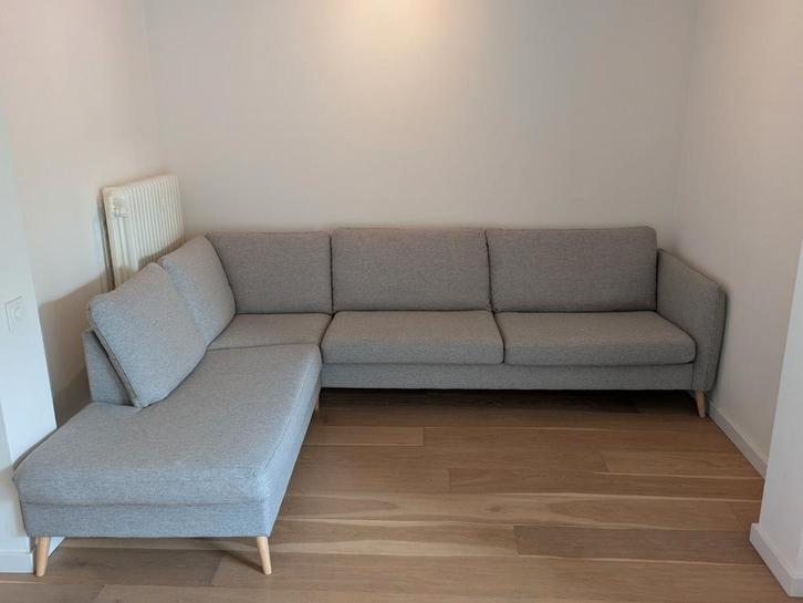 Grijze hoekbank met chaise longue (Jysk Aarhus), Huis en Inrichting, Banken | Bankstellen, Zo goed als nieuw, Hoekbank, Vierpersoons of meer