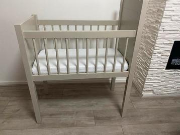 Mooie wieg met matras beschikbaar voor biedingen
