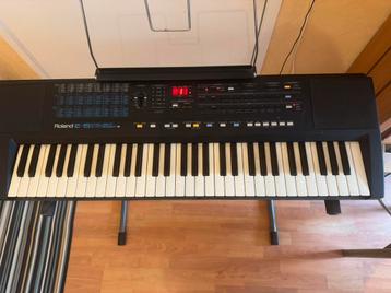 Roland E-15 intelligent synthesizer met muziekstandaard beschikbaar voor biedingen