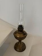 Antieke olielamp met glazen schoorsteen, Antiek en Kunst, Antiek | Lampen, Ophalen of Verzenden