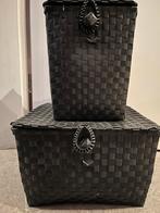2 gevlochten manden, zwart. Afm. LxBxH 30x30x18 en 19x19x25, Kunststof, Mand, Ophalen of Verzenden, Zo goed als nieuw