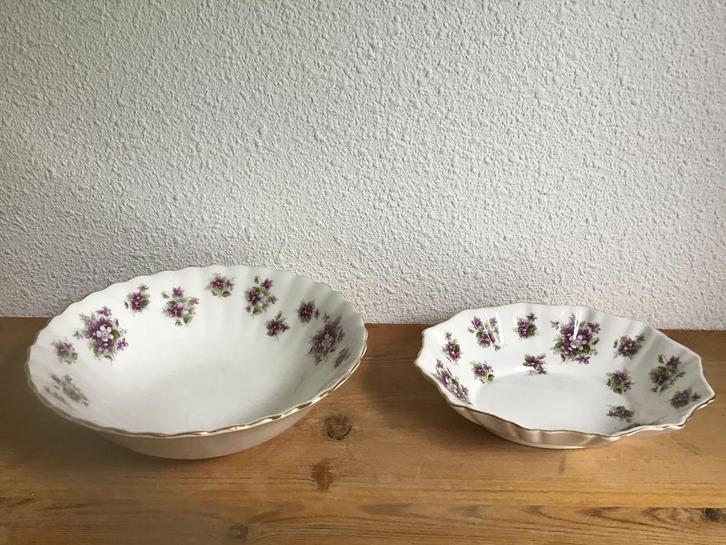 Royal Albert Sweet Violets. 2 schaaltjes., Huis en Inrichting, Keuken | Servies, Zo goed als nieuw, Bord(en), Overige stijlen
