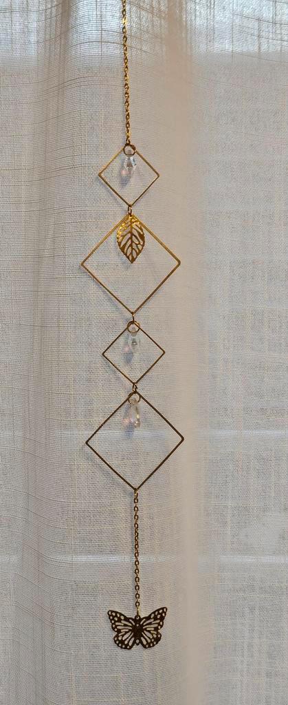 ​ Forest Whisper: Gouden Suncatcher met Vlinder & Blad, Huis en Inrichting, Woonaccessoires | Wanddecoraties, Nieuw, Ophalen of Verzenden