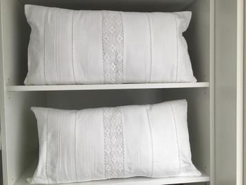 Brocante witte kussens met kant beschikbaar voor biedingen