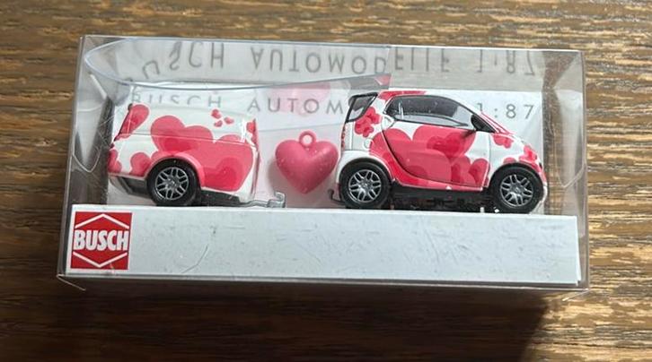 Smart Fortwo Met Aanhanger Harten 1:87 Busch, Hobby en Vrije tijd, Modelauto's | 1:87, Zo goed als nieuw, Auto, Overige merken