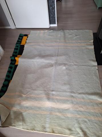 Licht groene deken beschikbaar voor biedingen