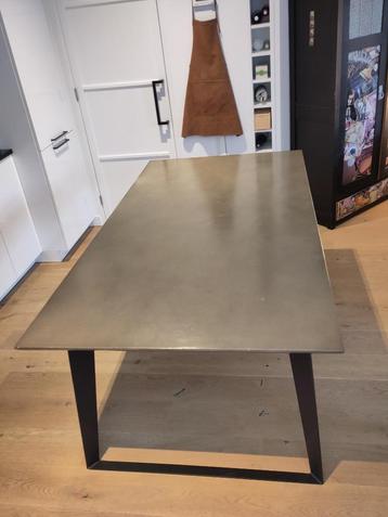 Minimalistische Betonnen Eettafel beschikbaar voor biedingen