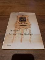 In en om het Deventer Stadhuis - Koch, Boeken, Geschiedenis | Stad en Regio, Ophalen of Verzenden, 20e eeuw of later, Zo goed als nieuw