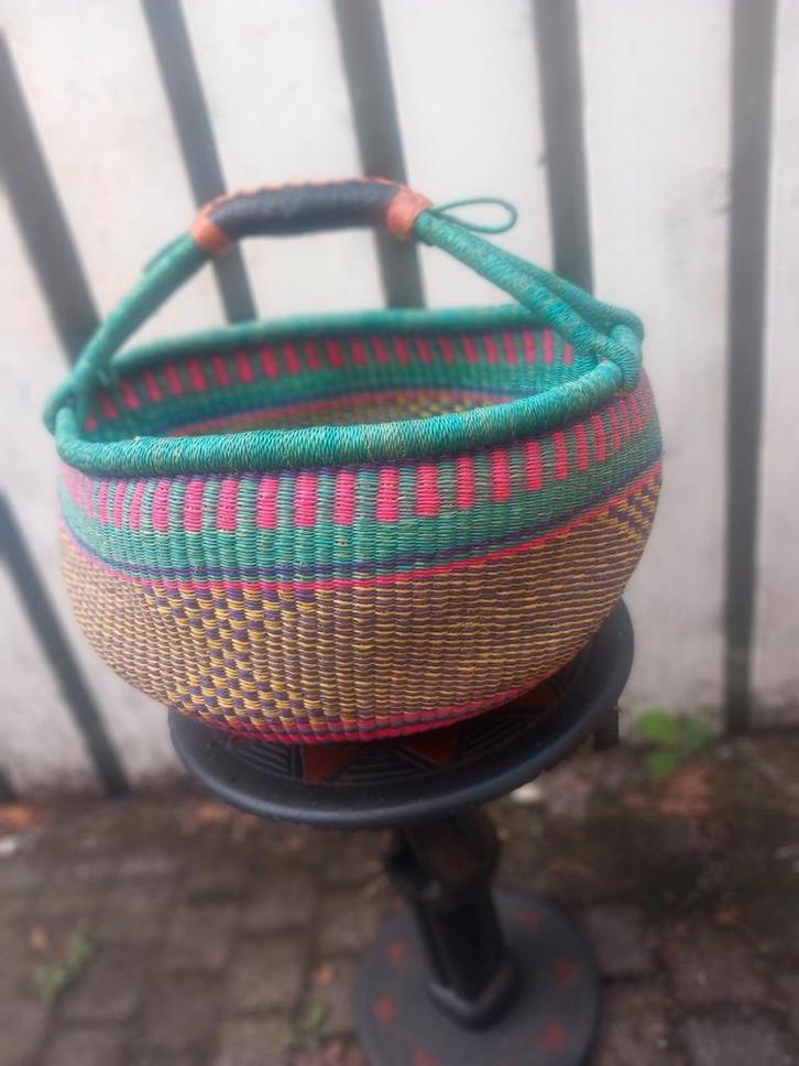 Bolgatanga mand uit Ghana handgeweven lederen handvat, Huis en Inrichting, Woonaccessoires | Schalen en Manden, Nieuw, Rond, Riet