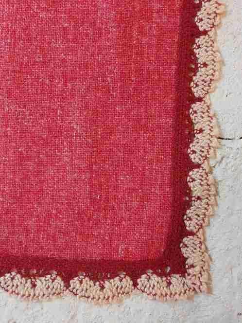 Retro tafelkleed koraalrood gehaakte rand 152/127, Huis en Inrichting, Tafelkleden, Gebruikt, Rechthoek, Ophalen of Verzenden
