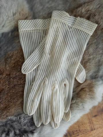 Vintage communiehandschoenen beschikbaar voor biedingen
