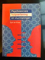 Psychosociale hulpverlening en vluchtelingen - Sjef de Vries, Ophalen of Verzenden, Zo goed als nieuw, Maatschappij en Samenleving