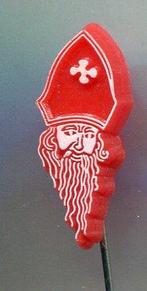 Sinterklaas wit op rood plastic speldje ( S_186 ), Verzamelen, Verzenden, Nieuw, Figuurtje, Speldje of Pin