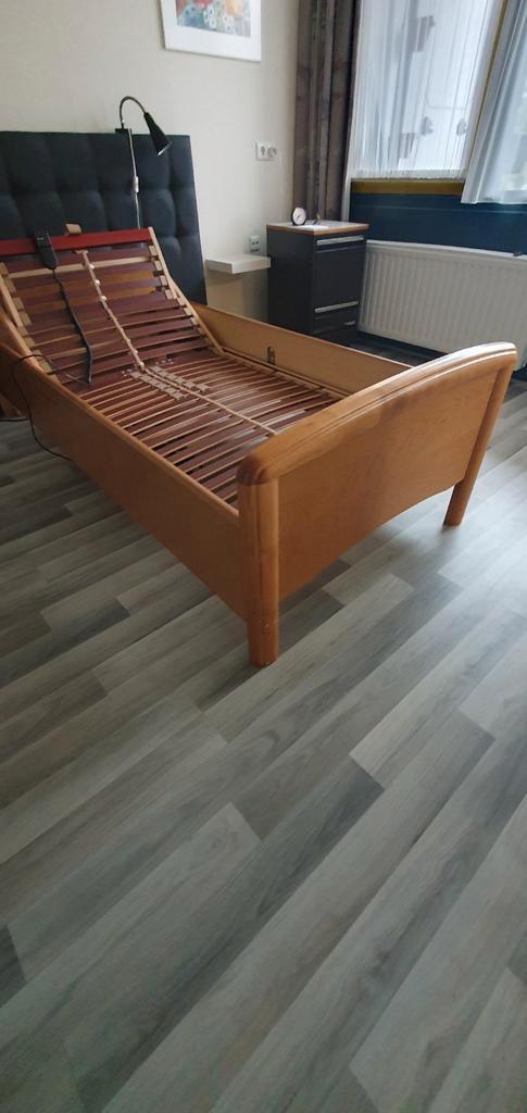 Elektrisch Verstelbaar Eenpersoons Bed, Huis en Inrichting, Slaapkamer | Bedden, Gebruikt, Eenpersoons, 90 cm, 200 cm, Hout, Bruin