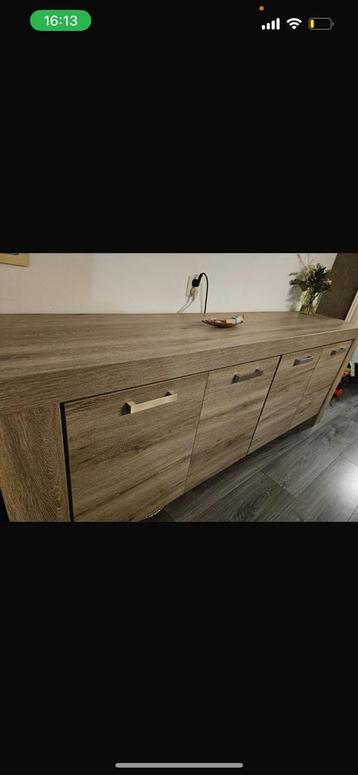 Complete woonkamer set. 2 tafels, 2 kasten, 6 stoelen beschikbaar voor biedingen