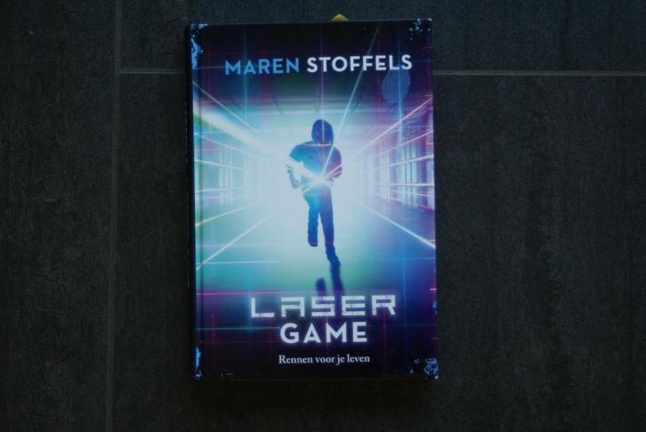 LASER GAME: Rennen voor je leven.. Maren Stoffels (2022) HC, Boeken, Kinderboeken | Jeugd | 10 tot 12 jaar, Zo goed als nieuw