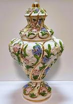 Italiaanse vaas in Capodimonte porselein., Ophalen of Verzenden
