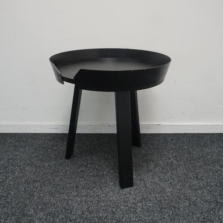 Muuto Around Coffee Table Small Bijzettafel Zwart | Hout, Huis en Inrichting, Tafels | Bijzettafels, Gebruikt, Rond, 45 tot 60 cm