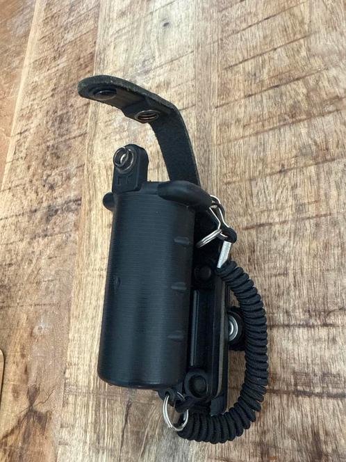 Nieuw! Originele Peter Jones peperspray houder met trekkoord, Verzamelen, Militaria | Algemeen, Nederland, Ophalen of Verzenden