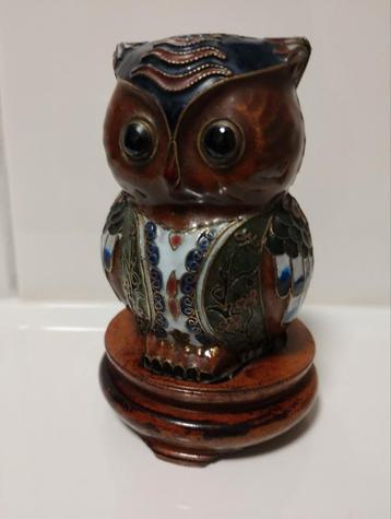 Oud chinees cloisonne uiltje op houten voet beschikbaar voor biedingen