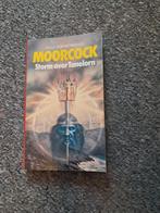 Storm over Tanelorn/Moorcock, Boeken, Ophalen of Verzenden, Gelezen, Moorcock