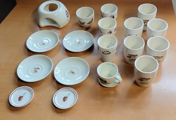 jet servies met verschillende motieven. beschikbaar voor biedingen