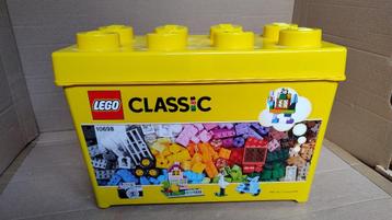 Grote Lego Classic opbergbox 10698 met lego en beide boekjes beschikbaar voor biedingen
