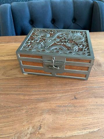 chinees kistje met tin en hout beschikbaar voor biedingen