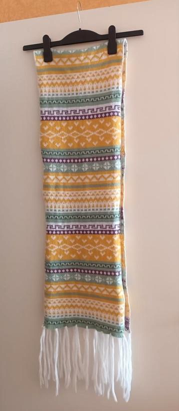 Warme sjaal 28 x 180 cm met franje. Zacht garen. Nieuw. beschikbaar voor biedingen