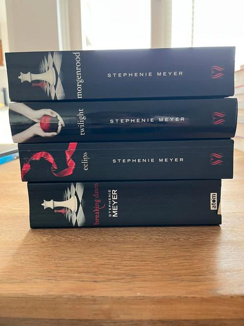 Twilight deel 1,3,4 Nederlands + Breaking Dawn, Boeken, Fantasy, Gelezen, Ophalen of Verzenden