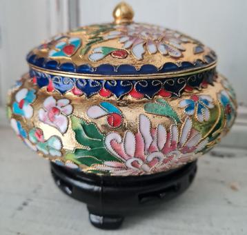Chinees cloisonne pot met deksel met blauwe binnenkant  beschikbaar voor biedingen