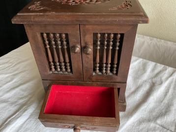 Houten sieraden kastje handgemaakt beschikbaar voor biedingen