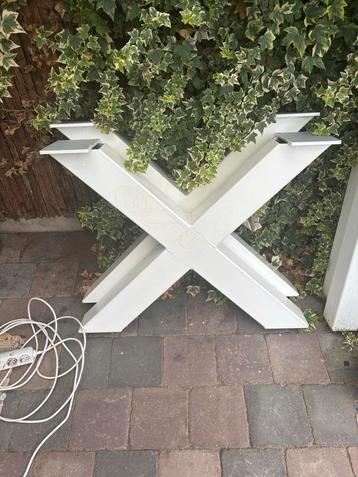 2 Witte X Tafelpoten beschikbaar voor biedingen