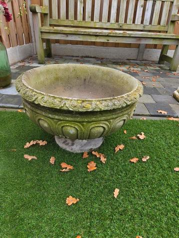 Grote vintage bloembak van beton beschikbaar voor biedingen