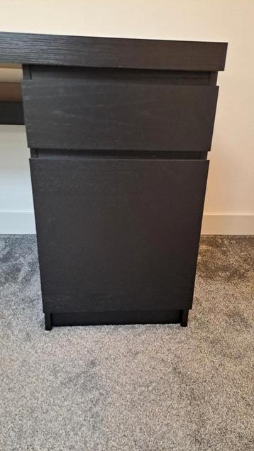 Zwarte Ikea Malm bureau - zo goed als nieuw! - afbeelding 2