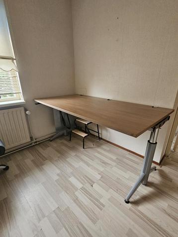 Bureau (in hoogte verstelbaar)