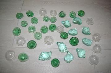 Decoratie materiaal. Glas en korrels. beschikbaar voor biedingen