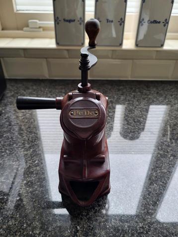 Vintage Pede Koffiemolen beschikbaar voor biedingen