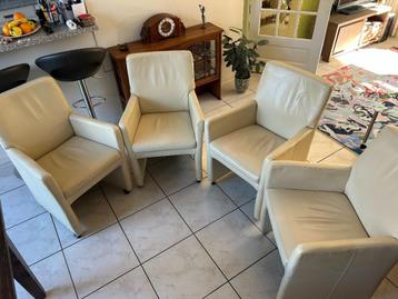 vier mooie, comfortabele stoelen, leer, op wieltjes beschikbaar voor biedingen