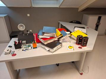 Hoekbureau met ladeblok en archiefkasten beschikbaar voor biedingen