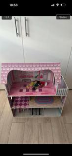 Poppenhuis met poppen en meubeld, Ophalen, Zo goed als nieuw, Poppenhuis