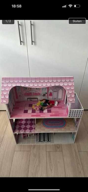 Poppenhuis met poppen en meubeld beschikbaar voor biedingen
