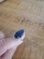 Antieke, zilveren ring met gefacetteerde saffier. Mt 16