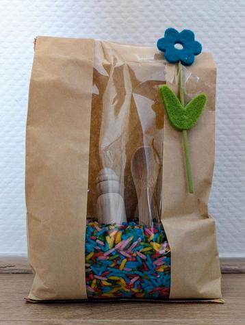 Zakje speelrijst inclusief accessoires regenboogrijst beschikbaar voor biedingen