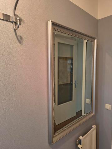 Nette grote spiegel 112x86 beschikbaar voor biedingen