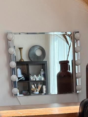 Spoegel met lampen beschikbaar voor biedingen