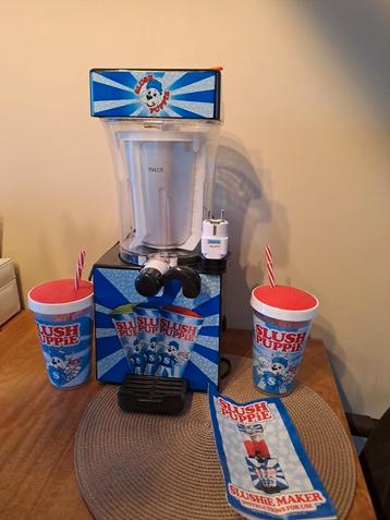 Slush puppie machine en 2 bijpassende bekers beschikbaar voor biedingen