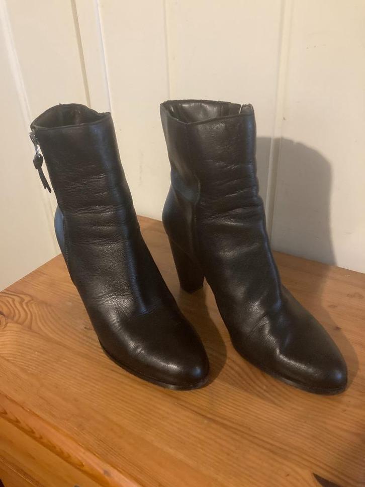 Elegante zwarte hoge leren laarsjes, maat 41 (Made in Spain), Kleding | Dames, Schoenen, Zo goed als nieuw, Lage of Enkellaarzen