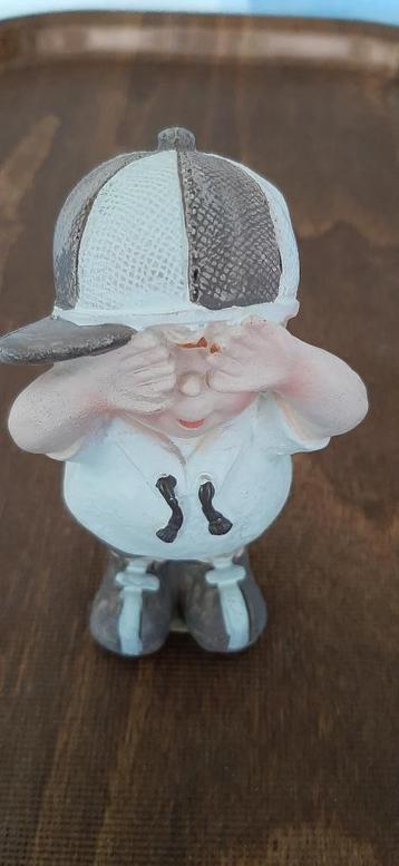 1 Beeldje van een huilend jongetje (Circa 10 cm). Keramiek. beschikbaar voor biedingen