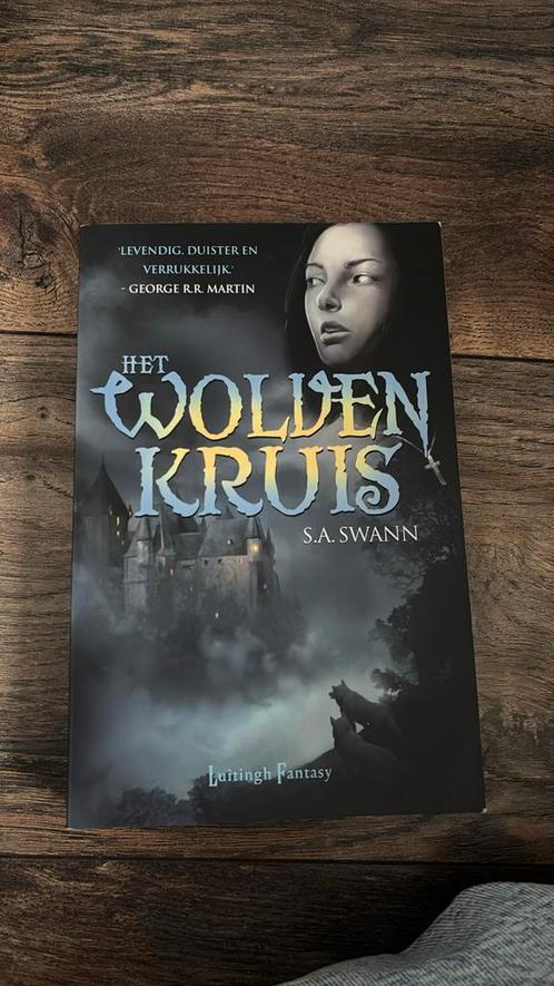 S.A. Swann - Het wolvenkruis, Boeken, Fantasy, Gelezen, Ophalen of Verzenden
